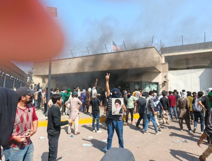 قتلى وجرحى في كراتشي الباكستانية خلال اقتحام محتجين على مقتل خامنئي القنصلية الأمريكية