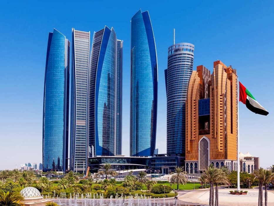 إصابة شخصين نتيجة سقوط شظايا طائرة مسيرة على مبنى سكني في أبوظبي