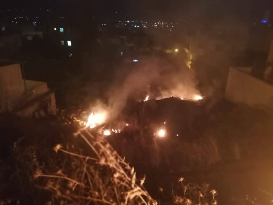 حريق أعشاب جافة في السلط دون إصابات