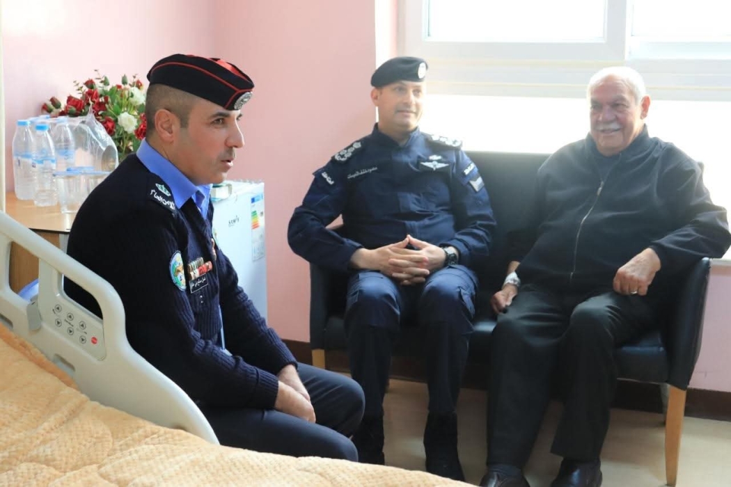 مدير شرطة عجلون يزور العميد المتقاعد محمد أبو دلو في المستشفى