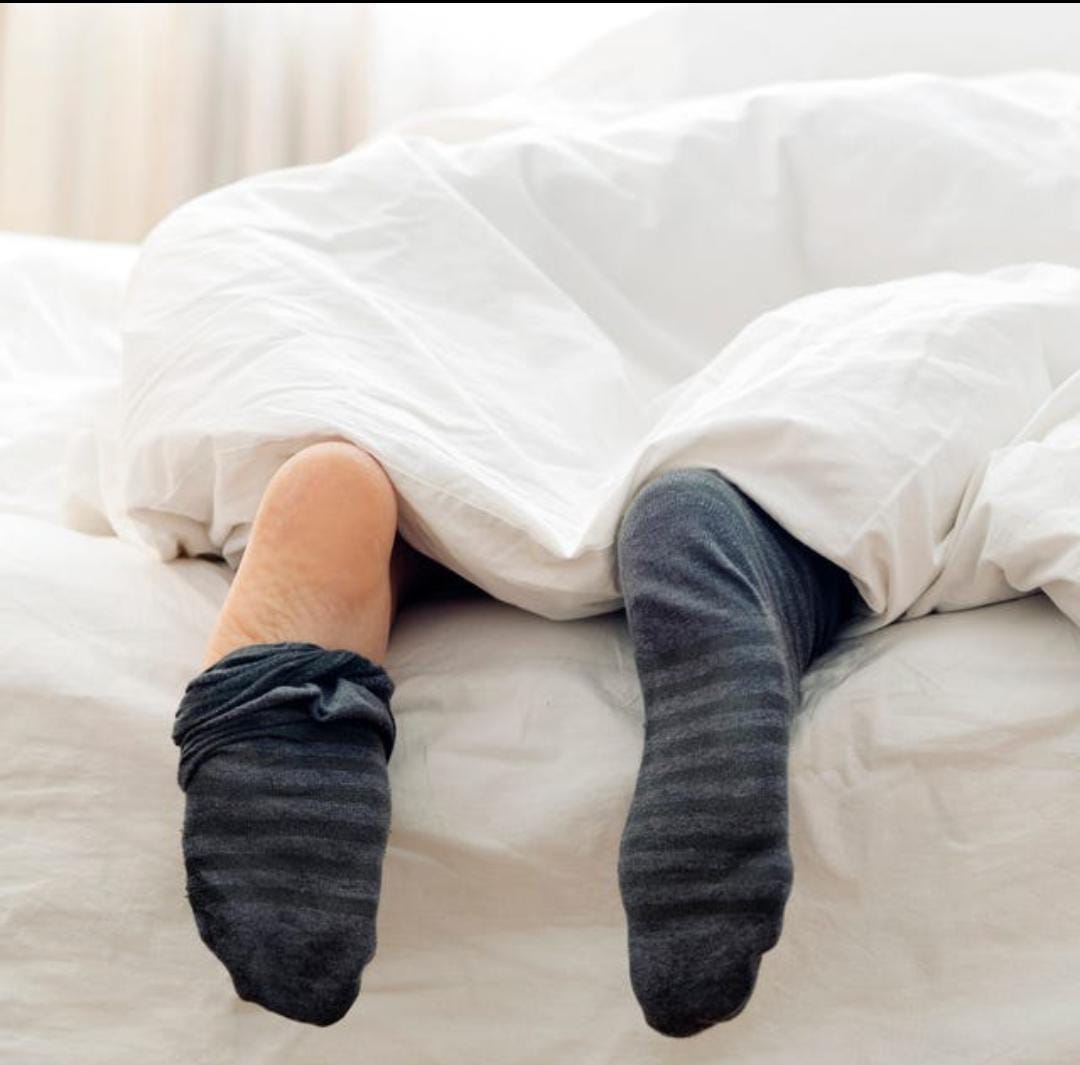 هل يساعد ارتداء الجوارب أثناء النوم فعلًا؟