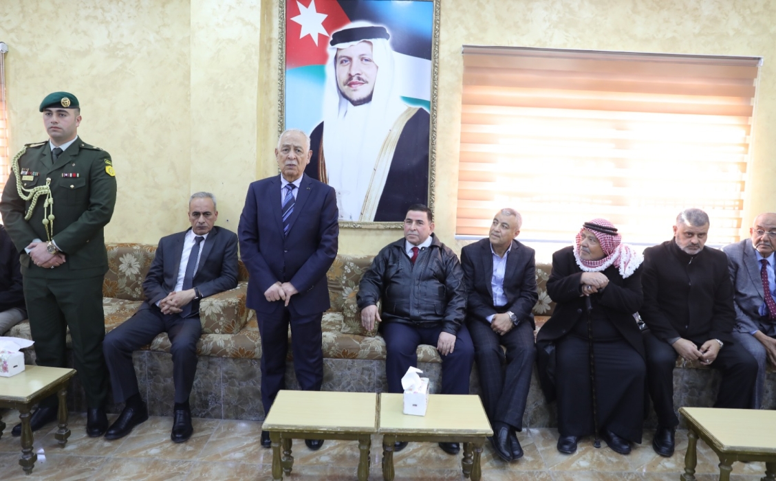 مندوبا عن الملك وولي العهد.. العيسوي يعزي عشيرة الطعاني والسفير الفلسطيني