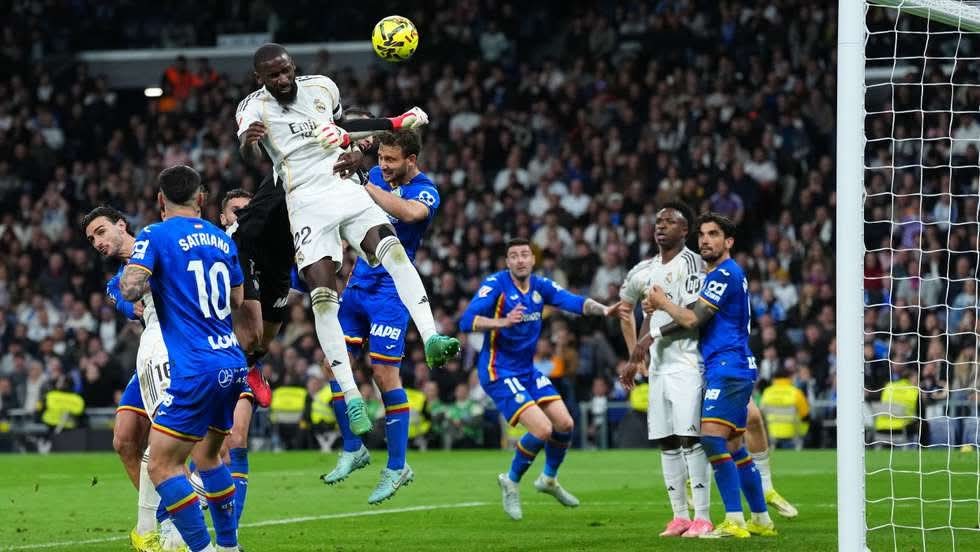 الريال يسقط على ارضه على يد جاره