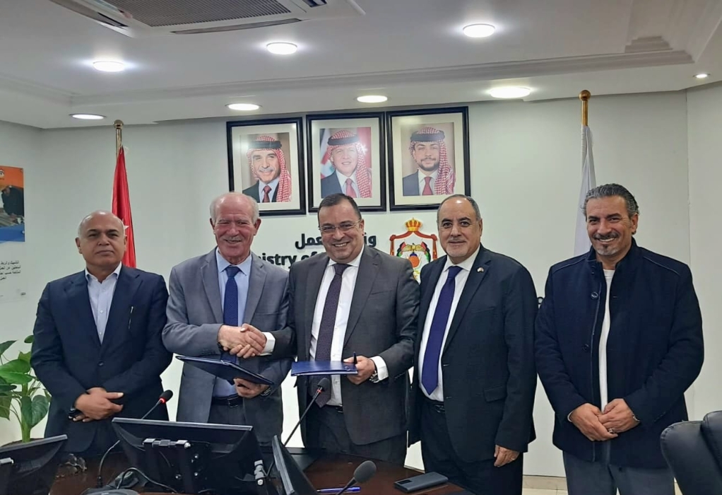 توقيع عقد عمل جماعي لتحسين المزايا الوظيفية لـ 160 عاملا وعاملة في شركة لصناعة الأدوية