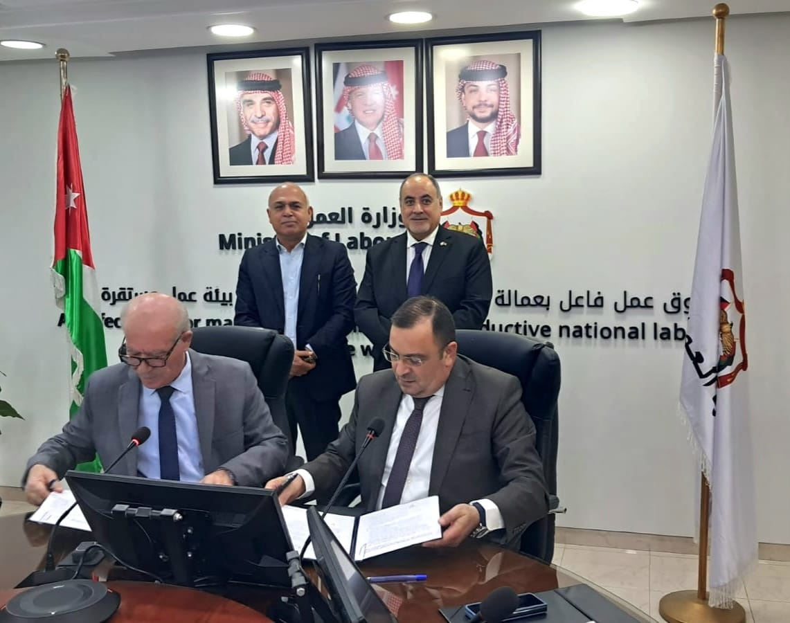 عقد عمل جماعي لتحسين المزايا الوظيفية لـ 160 عاملا وعاملة بشركة لصناعة الأدوية