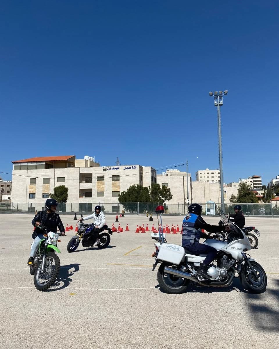 المعهد المروري الأردني يعقد دورة متقدمة لسائقي الدراجات الآلية لتعزيز السلامة المرورية