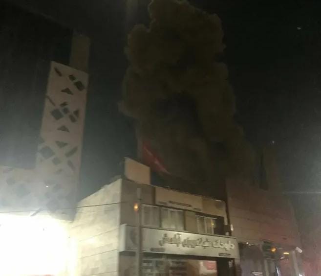 اندلاع حريق قرب القنصلية الأمريكية في دبي بعد هجوم بطائرة مسيرة