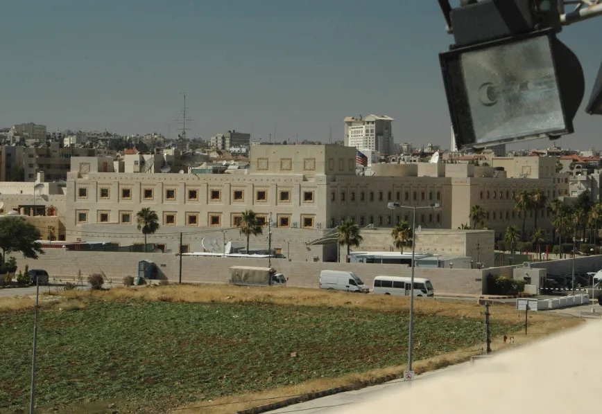 السفارة الاميركية في عمّان تُعلن تعليق خدمات المواطنين الأميركيين وتوجيهات بالبقاء في أماكن الإقامة