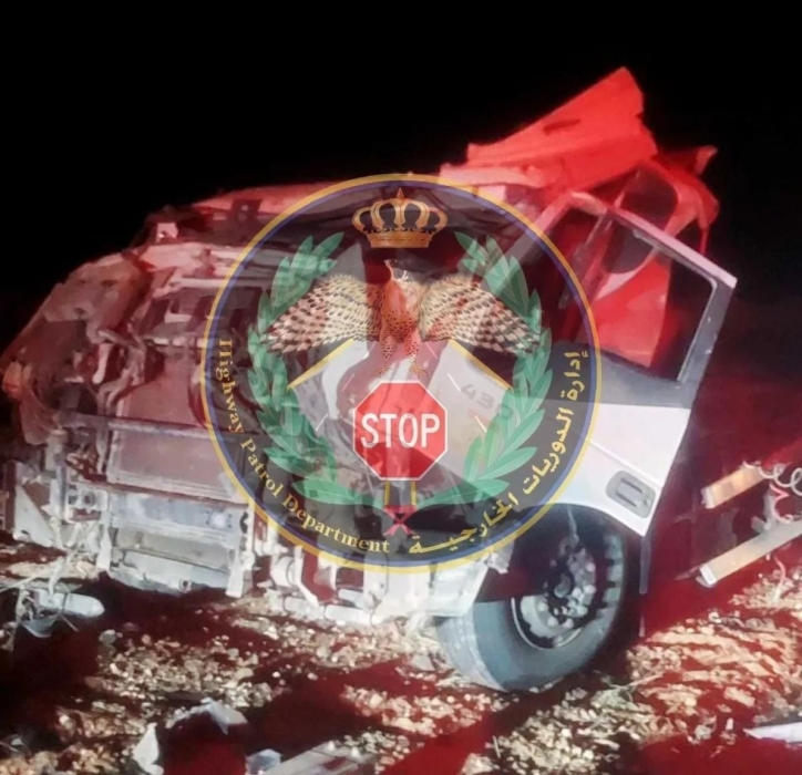 إصابة متوسطة لسائق مركبة شحن بحادث تدهور باتجاه حدود العمري