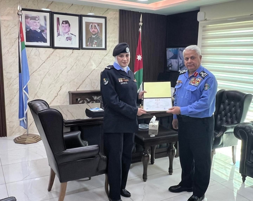 الإقامة والحدود تكرم العبادي والزبن والزبون موظفين مثاليين