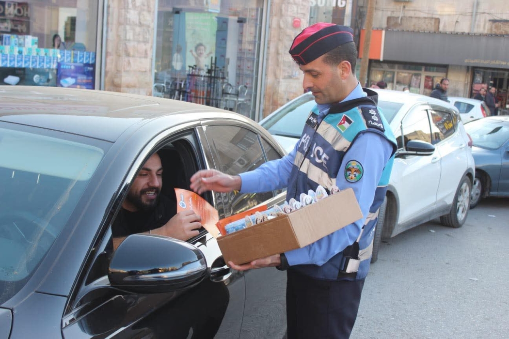نشامى الأمن العام يوزعون المياه والتمور على الصائمين قبيل الإفطار صور