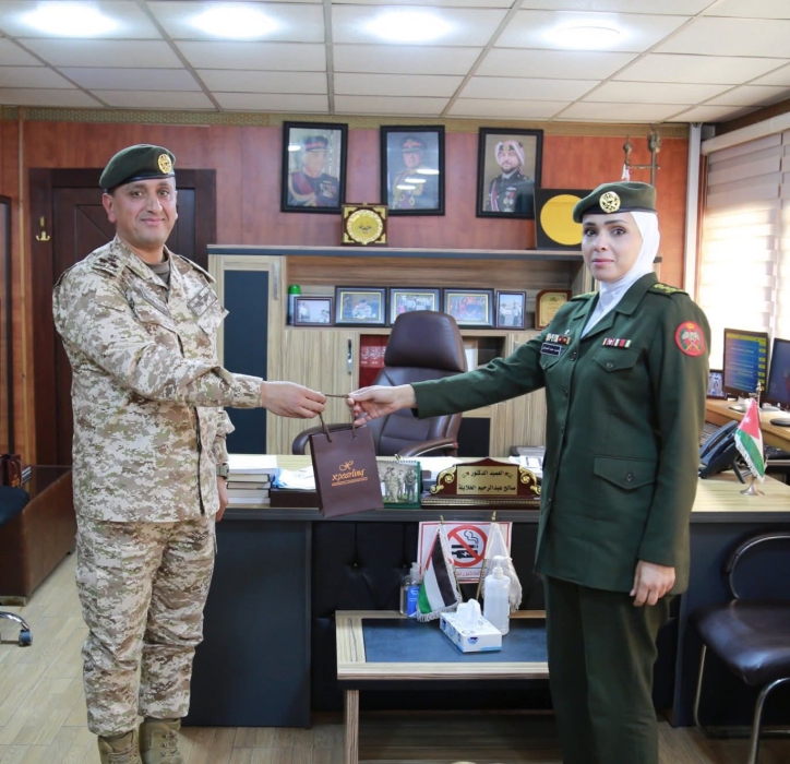 تكريم معلمات متميزات في مدارس الثقافة العسكرية تقديراً لجهودهن التربوية...صور