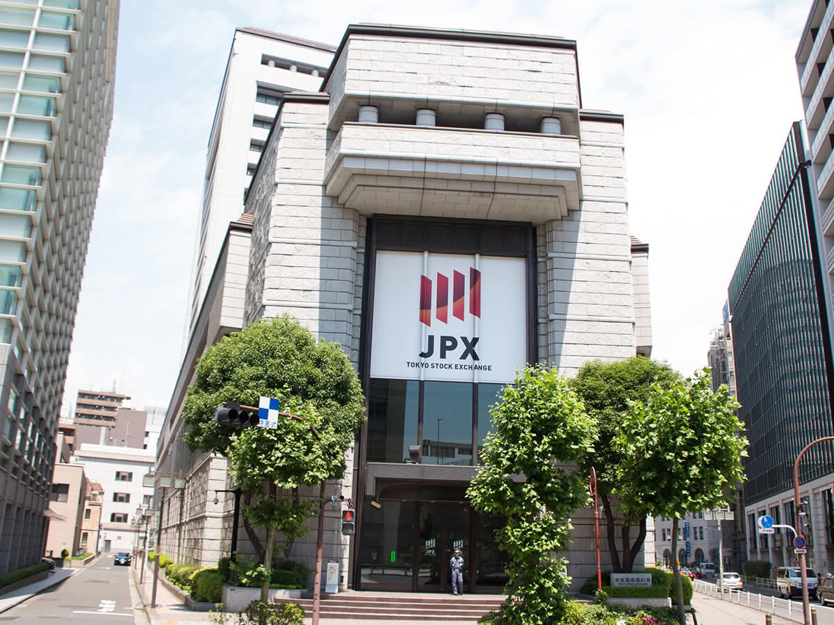 النفط والتوترات الجيوسياسية يدفعان الأسهم اليابانية لأكبر هبوط أسبوعي