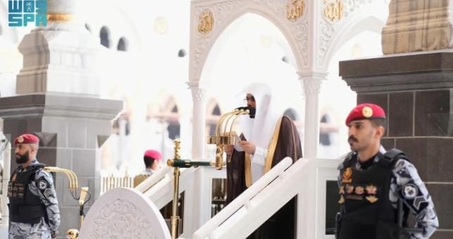 إمام المسجد الحرام يحثّ المسلمين على اغتنام العشر الأواخر وليلة القدر بالاعتكاف والطاعات