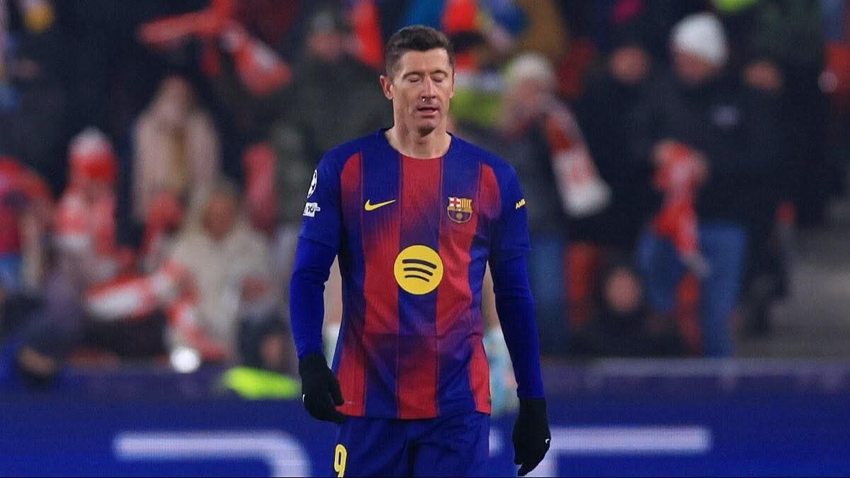 ليفاندوفسكي يستلهم دروس غوارديولا ويستعد لتقرير مستقبله مع برشلونة