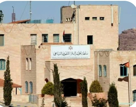 إضاءة خزنة البترا بالأزرق تكريما لرجال الشرطة حول العالم