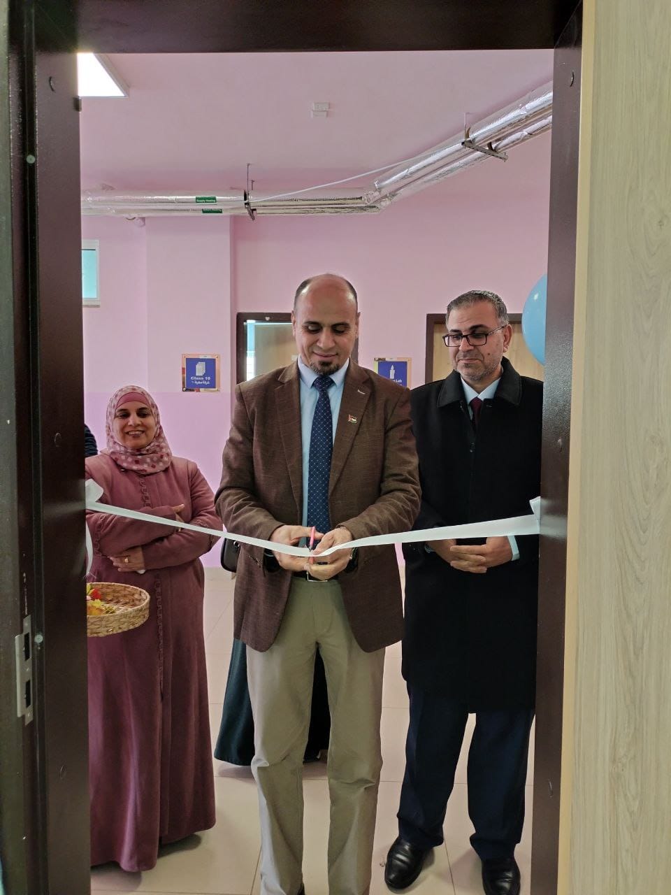 النعيمات يفتتح الاستوديو التعليمي في مدرسة ام عمارة الثانوية المختلطة