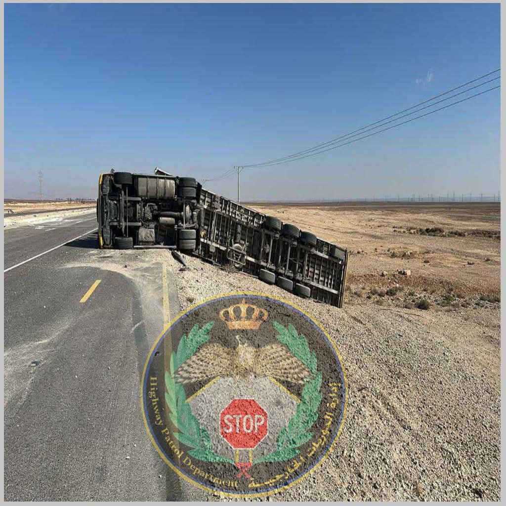 حادث تدهور مركبة على الطريق الصحراوي.