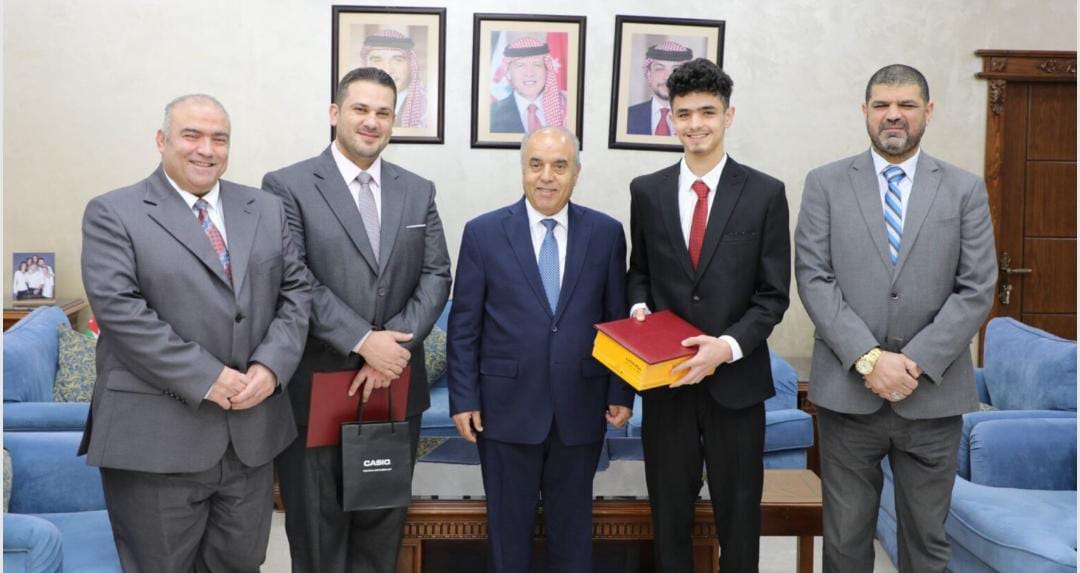التربية تكرم طالبا حصد الميدالية الذهبية في الأولمبياد الدولي للحوسبة للناشئين