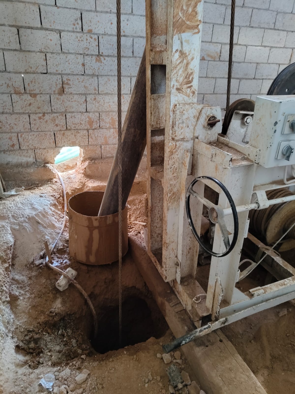 المياه: ضبط حفارة تحفر بئر مخالف في المفرق