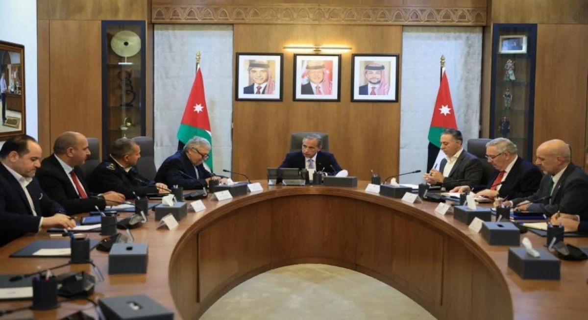 رئيس الوزراء يعقد اجتماعا لمناقشة تسهيل إجراءات حركة المناولة والشحن والتخليص في موانئ العقبة