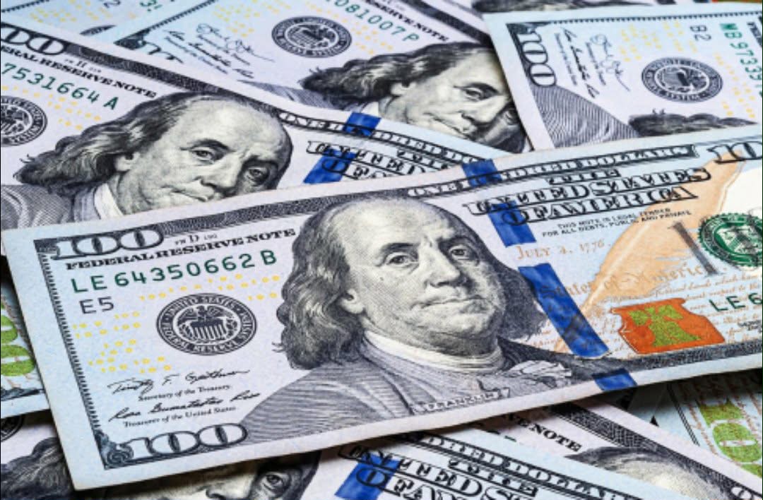 الدولار الأمريكي يرتفع مع صعود أسعار النفط