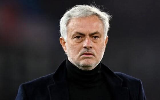 مورينيو يهاجم مساعد بورتو بعد اتهامه بالخيانة عقب تعادل بنفيكا وبورتو