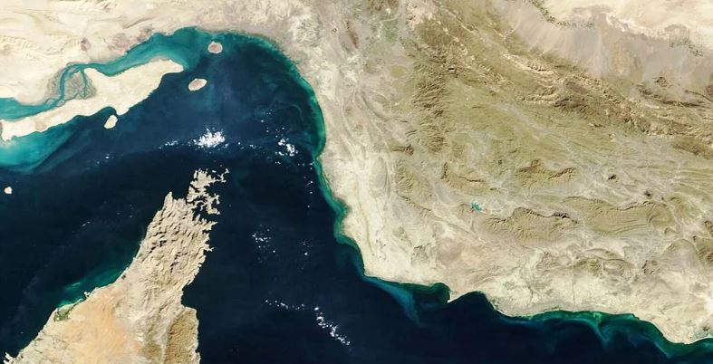 ترامب يهدد بضرب إيران “20 ضعفاً” إذا عطلت تدفق النفط في هرمز