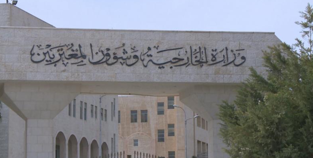 الخارجية تعلن متابعة عودة الأردنيين براً من الخليج وتخصص أرقاماً للتواصل
