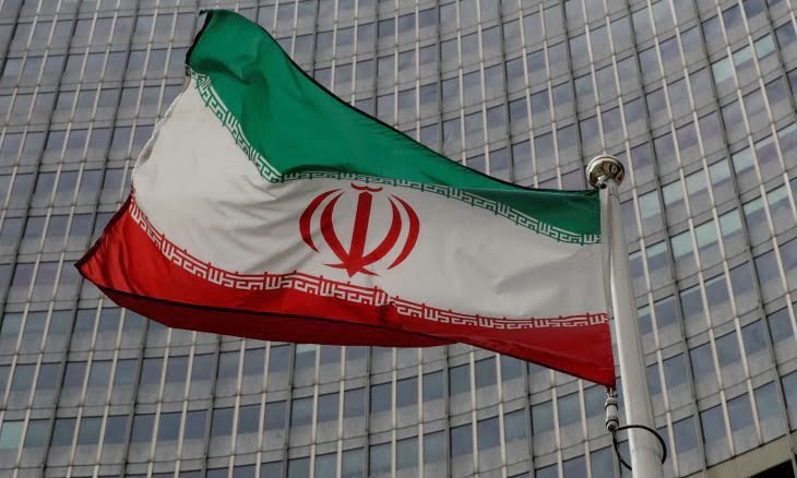 إيران تتعهد بالرد على الضربات الجوية التي استهدفت مناطق سكنية