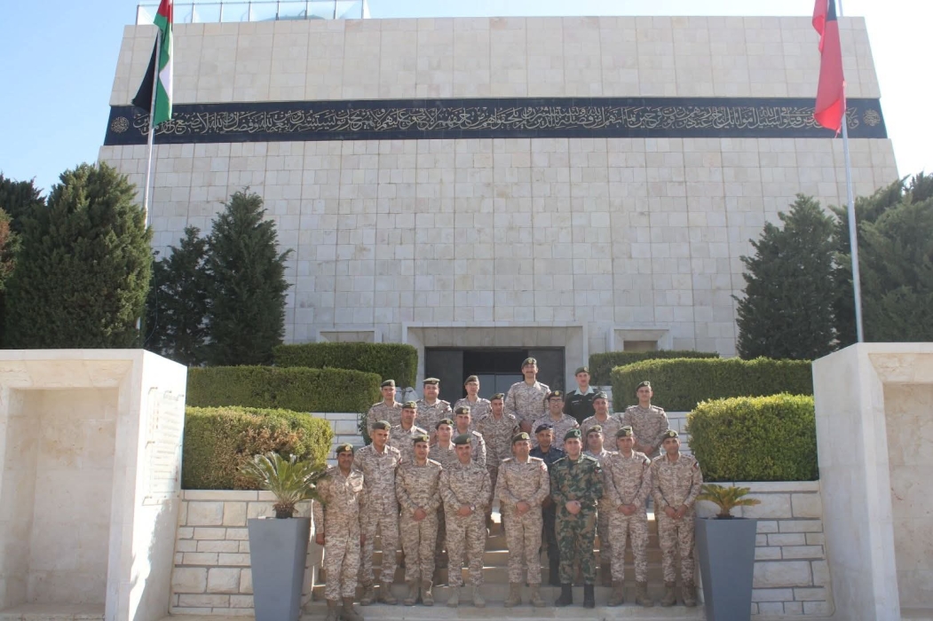 دورة الإدامة التأسيسية في كلية الأمير الحسين الفنية العسكرية تزور صرح الشهيد