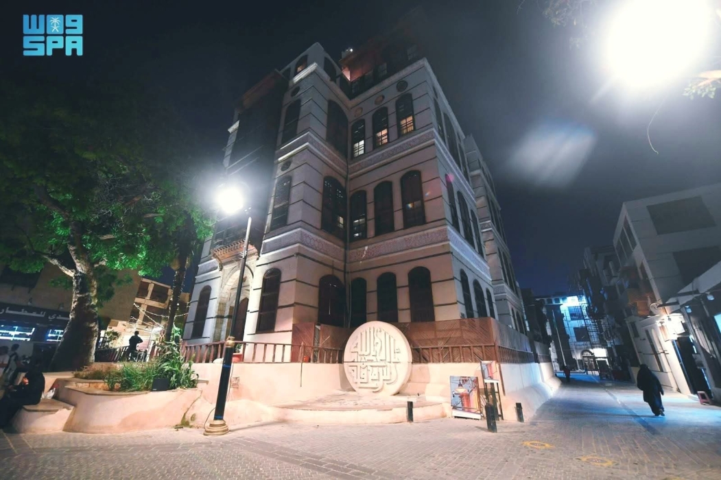 طريق الملك عبدالعزيز في جدة التاريخية.. تسير فيه الذاكرة وتُروى حكايات البحر والمدينة.