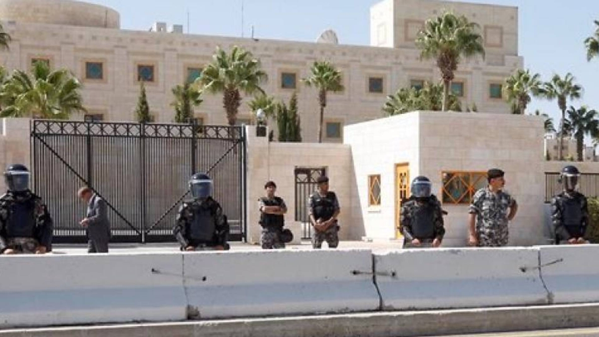 السفارة الأمريكية في عمان تعلق خدماتها وتحث رعاياها على المغادرة فورا