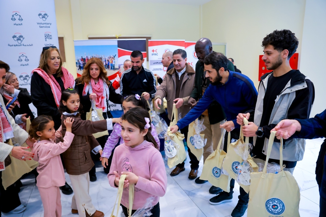 رابطة اللاعبين الأردنيين الدوليين الثقافية تزور مستشفى الهلال الأحمر الأردني لدعم أطفال غزة...صور