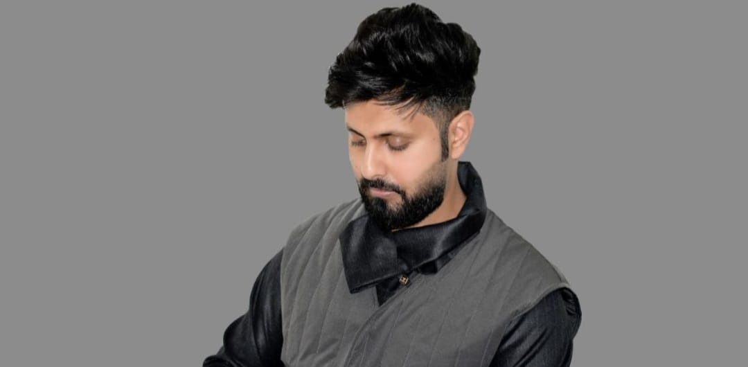 نواف العازب.. الرجل الذي يجمع بين الإبداع الفني وأناقة الموضة