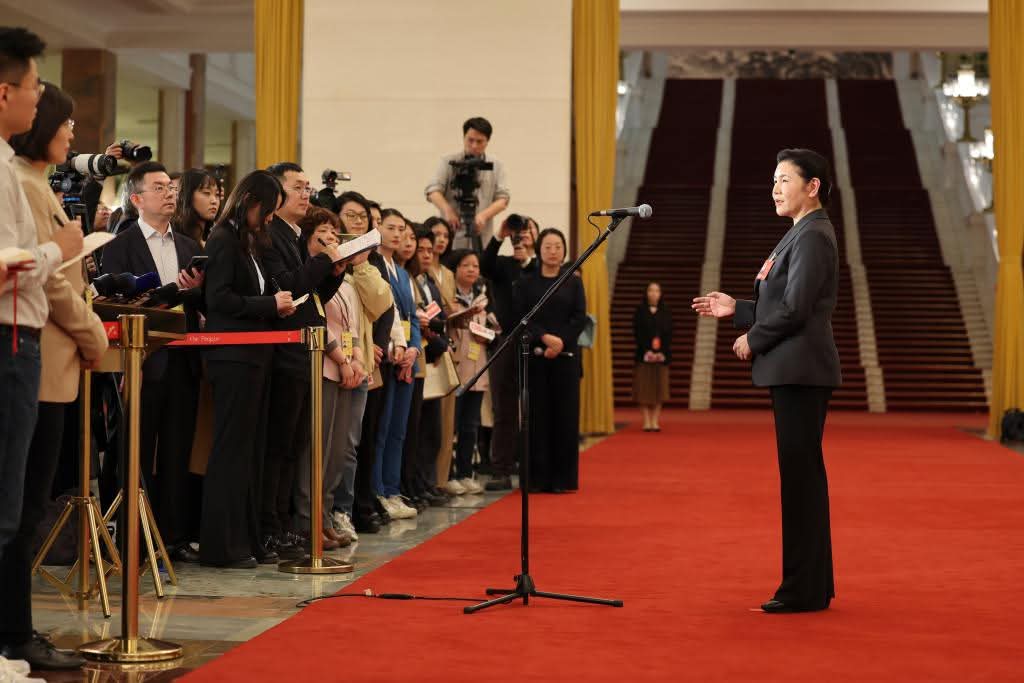 الصين تبحث تسريع سنّ تشريعات جديدة للذكاء الاصطناعي وإدارة المجال الجوي