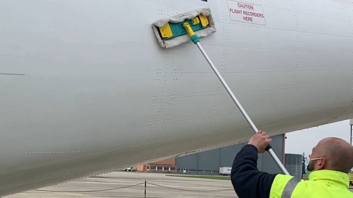 كيف ينقذ غسل الطائرة حياتك ويخفّض تذاكر السفر؟