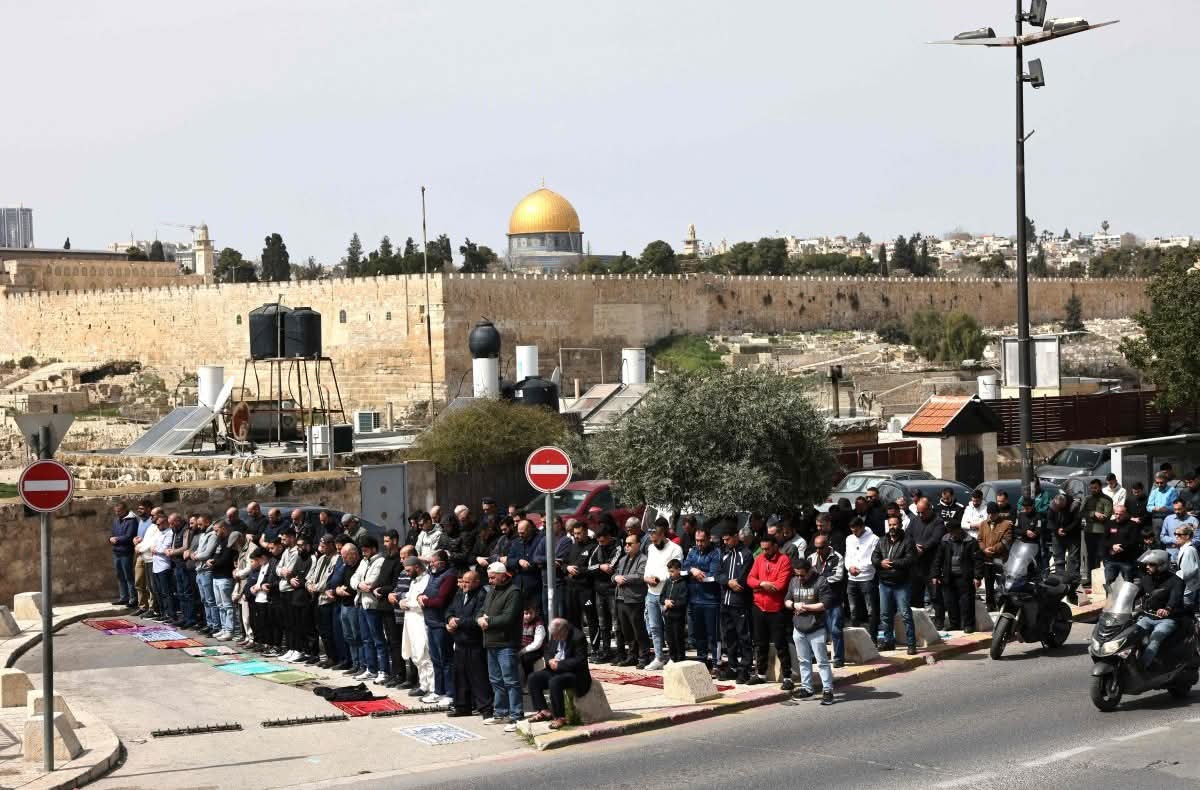 مئات الفلسطينيين يؤدون صلاة الجمعة بمحيط الأقصى