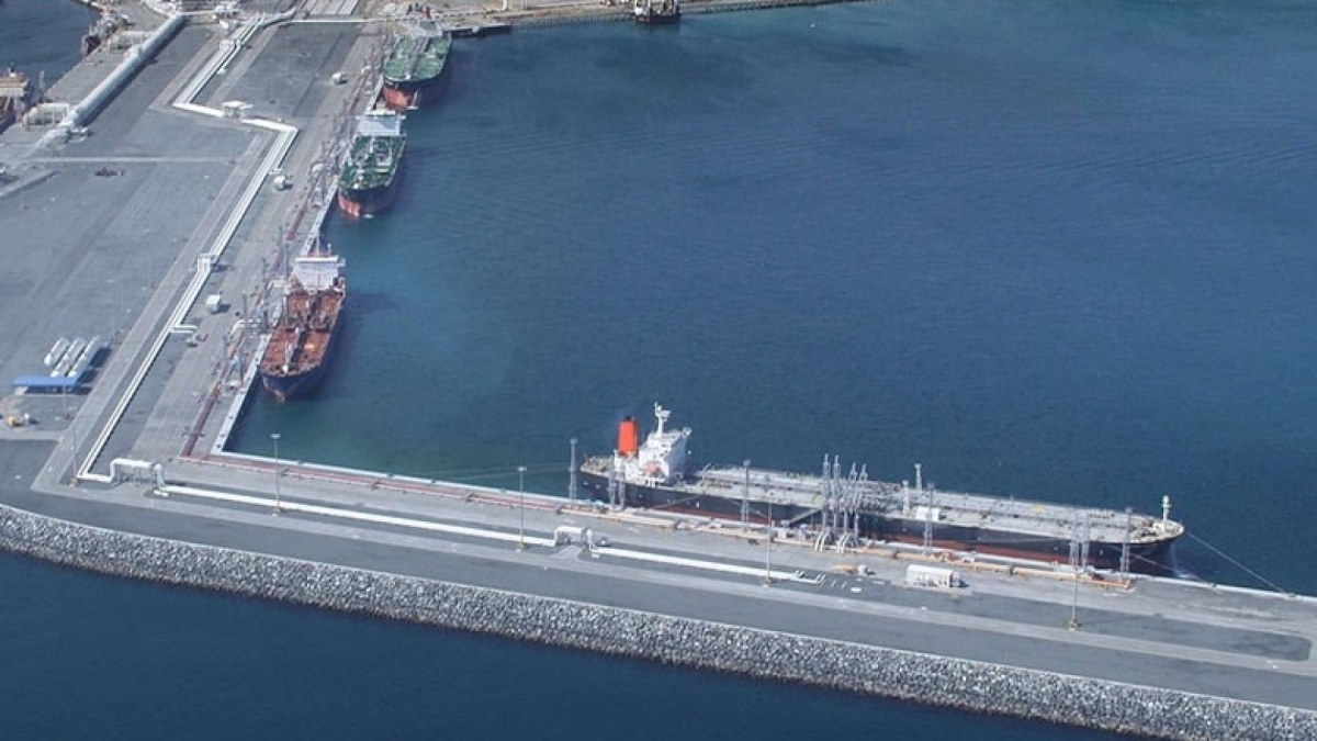 حكومة الفجيرة: اندلاع حريق في ميناء الفجيرة ناتج عن سقوط شظايا مسيرة تم اعتراضها بنجاح..
