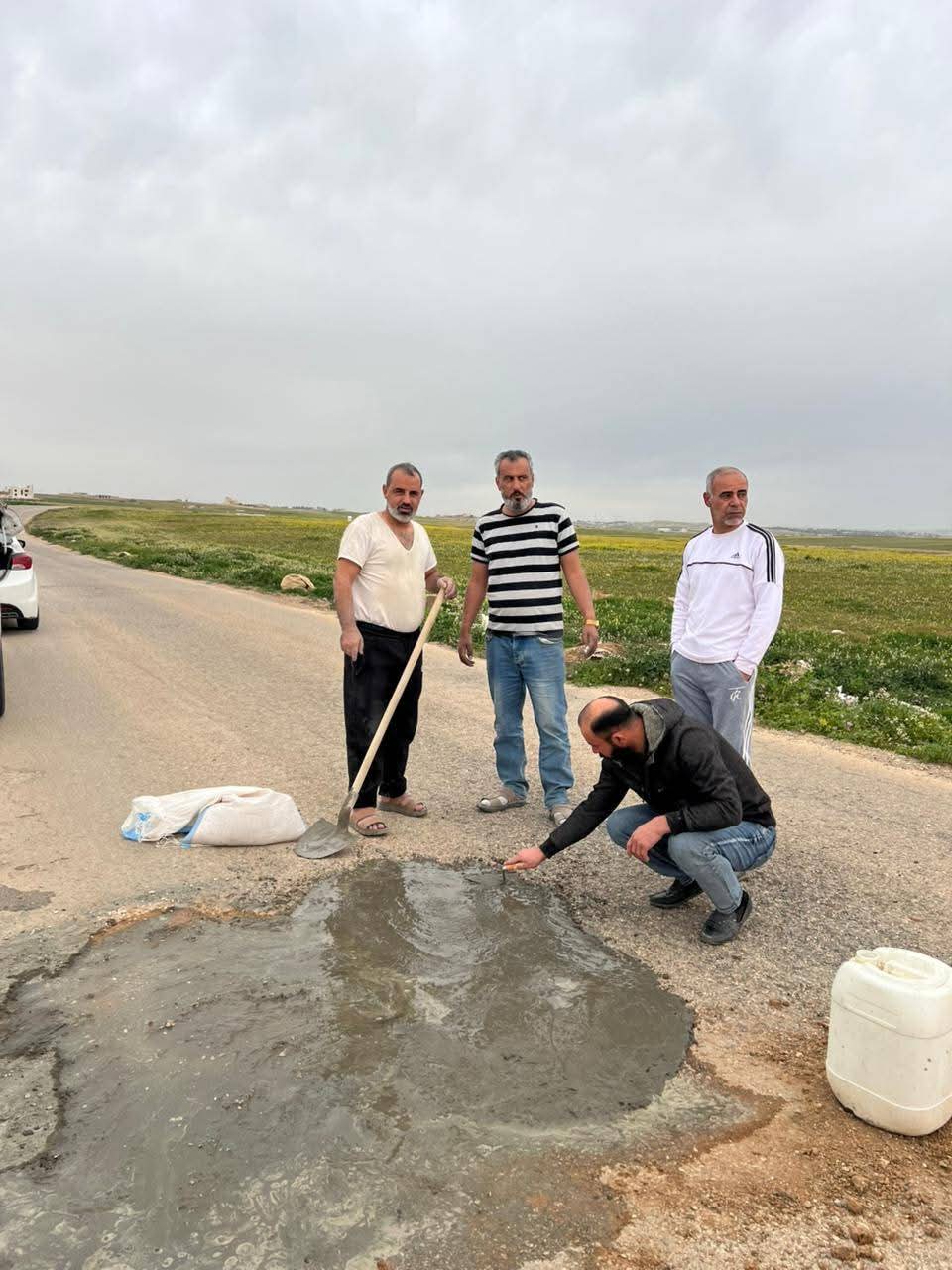 مبادرة شبابية في أم قصير لصيانة الشوارع تحت شعار شوارعنا مسؤوليتنا...صور