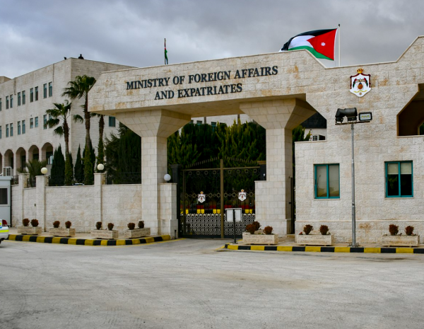 إصابة أردني في الإمارات بشظية إيرانية .. والخارجية تتابع