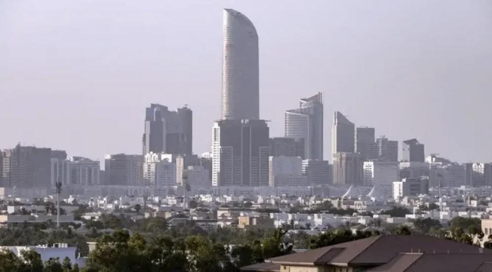 كاتب سعودي يدعو الإمارات لإغلاق الشبكات المالية التابعة للحرس الثوري ردًا على الهجمات الإيرانية