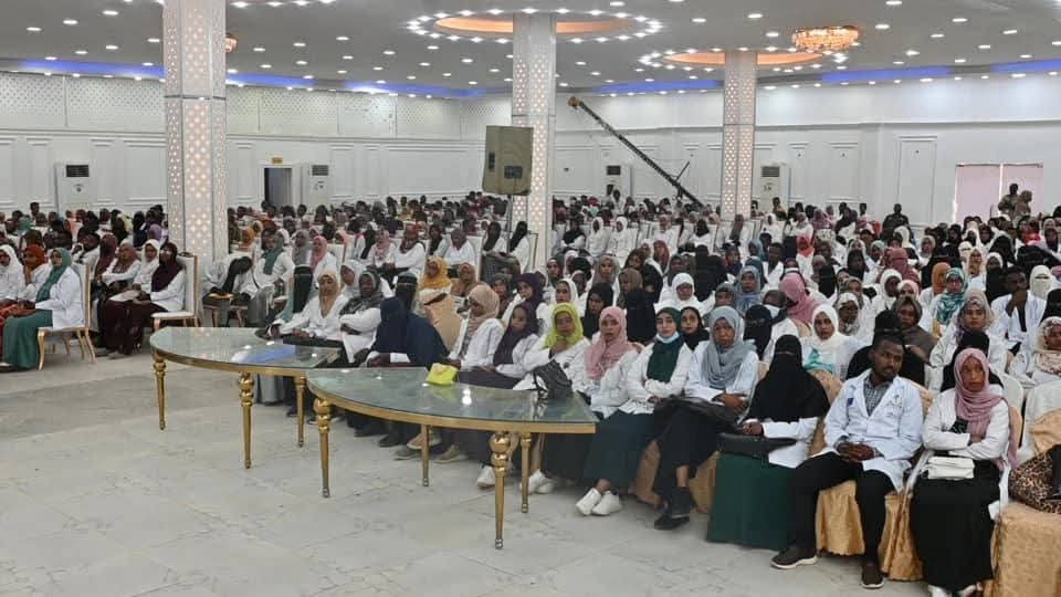 وزير الصحة السوداني يشهد أداء القسم الطبي لـ 5874 من ممارسي المهن الطبية والصحية...صور