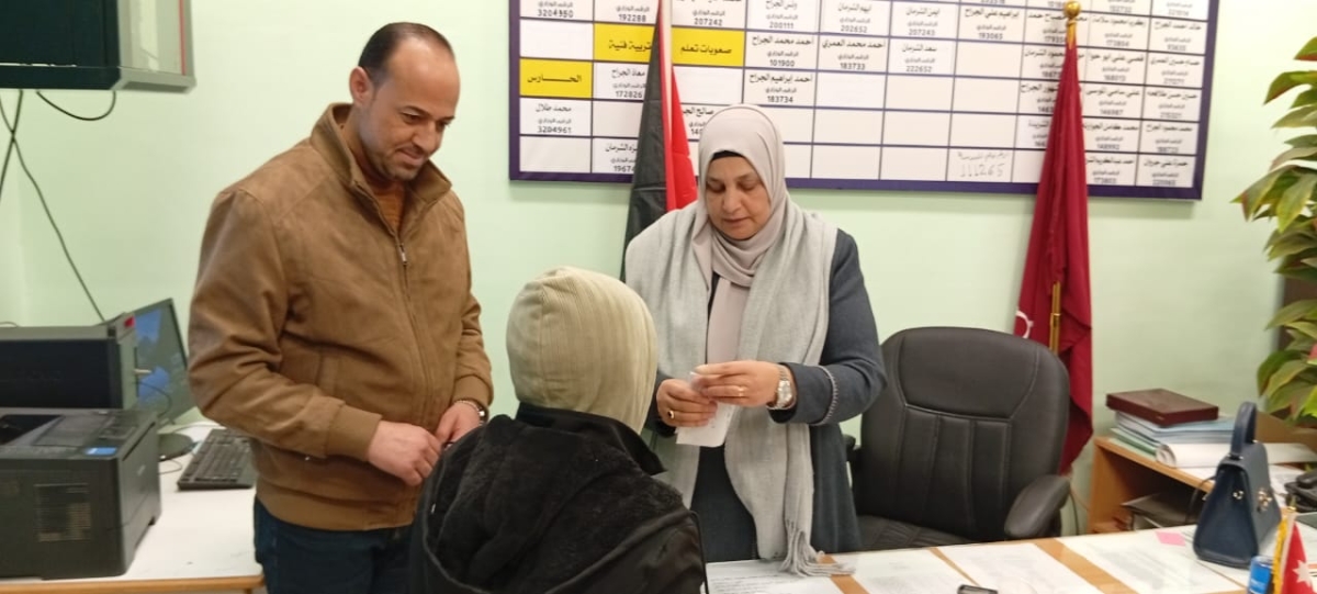 المصري تتابع توزيع مساعدات للطلبة المحتاجين في مدارس اللواء