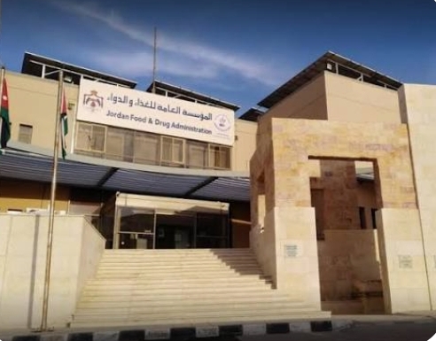 إتلاف مواد غذائية منتهية الصلاحية وإغلاق 3 منشآت خلال جولات رقابية مكثفة في المفرق .. صور