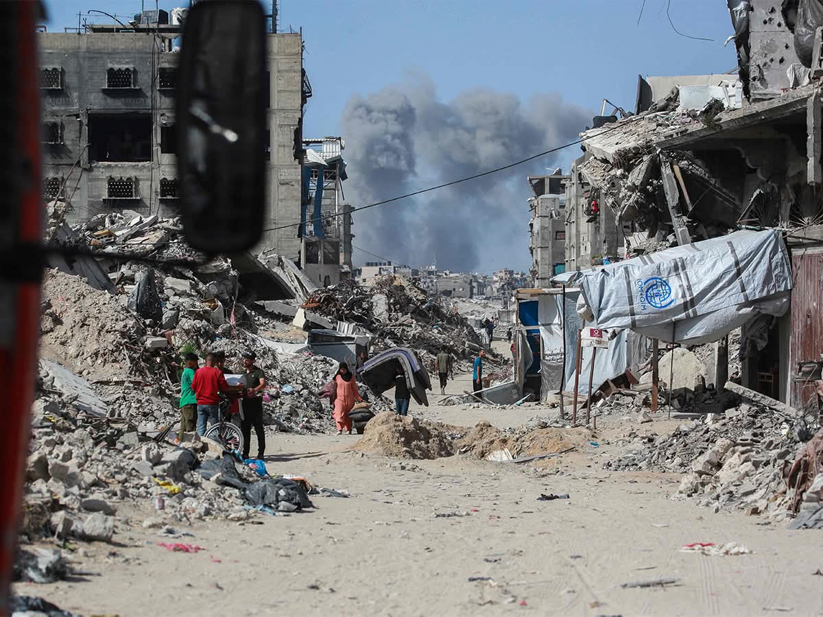 استشهاد 8 فلسطينيين في قصف إسرائيلي استهدف مركبة للشرطة وسط قطاع غزة