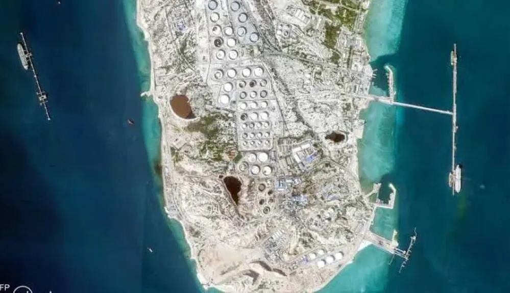 مقامرة ”خرج” الاستراتيجية: لماذا تستهدف واشنطن عصب إيران العسكري وتتجنب شريانها النفطي؟