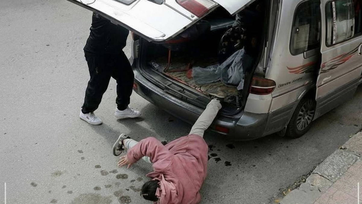 توقيف أب ألقى ابنته من حافلة مدرسة في عمان.. وتوجيه تهمة الإيذاء والعنف الأسري