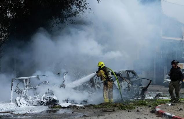 سقوط شظايا صواريخ إيرانية في تل أبيب وإغلاق محطة القطار المركزية