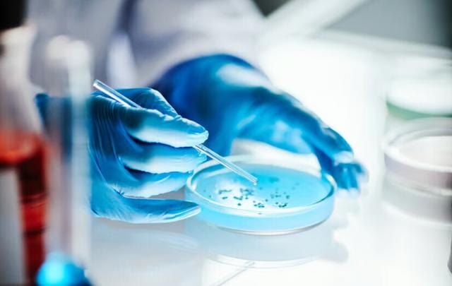 علماء يحوّلون النفايات البلاستيكية إلى دواء لعلاج باركنسون